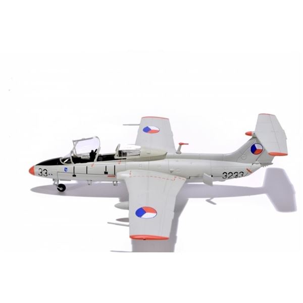 Model L-29 Delfín No. 3233 CAF 1:72