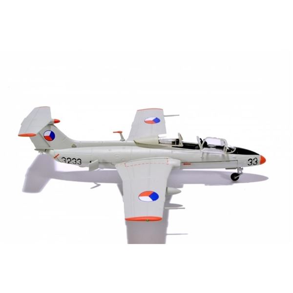 Model L-29 Delfín No. 3233 CAF 1:72