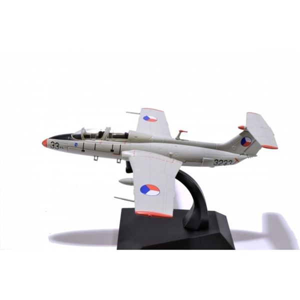 Model L-29 Delfín No. 3233 CAF 1:72