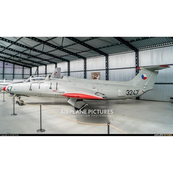 Model L-29 Delfín No. 3233 CAF 1:72